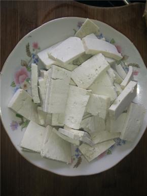 炒香之后加入切好的豆腐