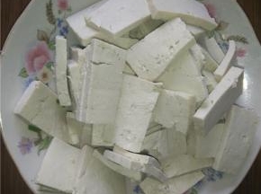 炒香之后加入切好的豆腐