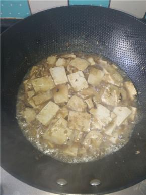 之后在锅里加入少量的水，以免豆腐粘锅。加入一勺生抽、一勺老抽、一点盐