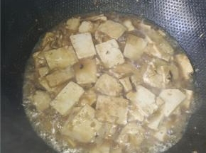 之后在锅里加入少量的水，以免豆腐粘锅。加入一勺生抽、一勺老抽、一点盐