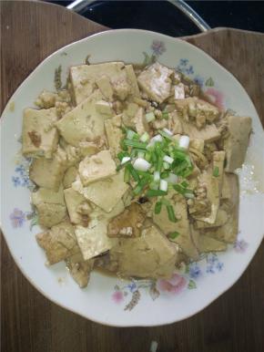 将水淀粉调成糊浇在豆腐里，收汁装盘撒上葱花即可