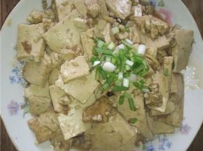 将水淀粉调成糊浇在豆腐里，收汁装盘撒上葱花即可