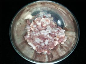 将猪肉切成肉丁
