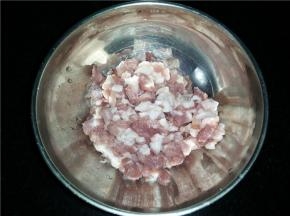 将猪肉切成肉丁