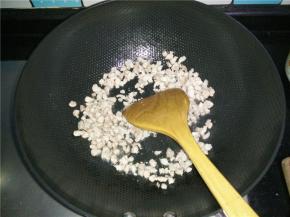 锅里热油，将肉丁下锅，注意先不要翻炒，以免粘锅。