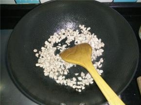 锅里热油，将肉丁下锅，注意先不要翻炒，以免粘锅。