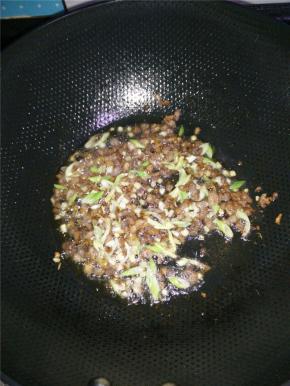 煸出猪油之后加入葱姜蒜末翻炒出香味