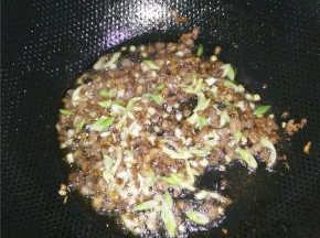 煸出猪油之后加入葱姜蒜末翻炒出香味