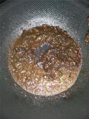 将干黄酱加水调成糊，加入肉末中翻炒。