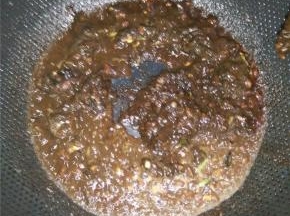 将干黄酱加水调成糊，加入肉末中翻炒。