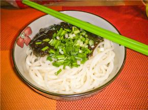 加入开水继续熬制10分钟即可，将其浇在煮好的面上，撒上小葱，炸酱面就做好了。