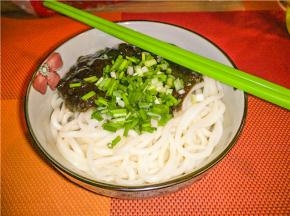 加入开水继续熬制10分钟即可，将其浇在煮好的面上，撒上小葱，炸酱面就做好了。