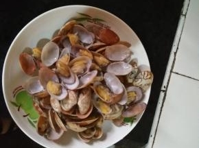 花蛤在清水中过5分钟，放入2勺盐，出锅