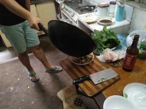 将煮沸的油倒在花蛤上，倒入酱油、醋少许