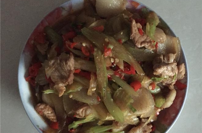 家常西芹辣炒五花肉