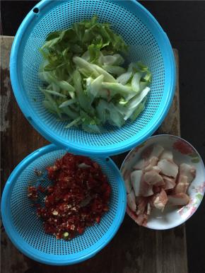 把西芹和辣椒用清水洗净，辣椒稍微切碎，西芹最好斜切成薄片，猪肉也是切成片状。切好的五花肉加半勺盐用手抓匀，腌制三分钟（时间可按照需求来定，没有多大影响）