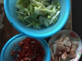 把西芹和辣椒用清水洗净，辣椒稍微切碎，西芹最好斜切成薄片，猪肉也是切成片状。切好的五花肉加半勺盐用手抓匀，腌制三分钟（时间可按照需求来定，没有多大影响）