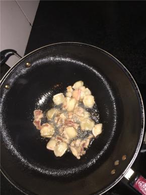 锅里倒入适量植物油，待到烧热半分钟，油热成晕，倒入切好的五花肉翻炒一分钟，肉片变色翘起就是炒熟了。