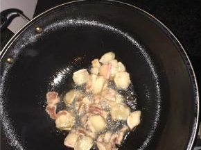 锅里倒入适量植物油，待到烧热半分钟，油热成晕，倒入切好的五花肉翻炒一分钟，肉片变色翘起就是炒熟了。