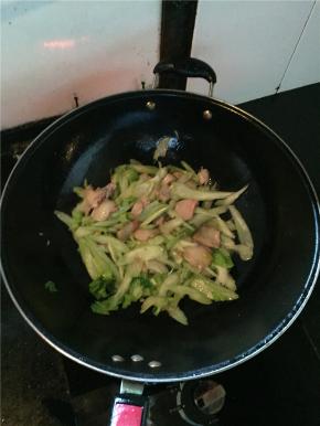 倒入西芹与肉片一起上下翻炒两分钟，西芹差不多变得半透明，就等于熟透七分。