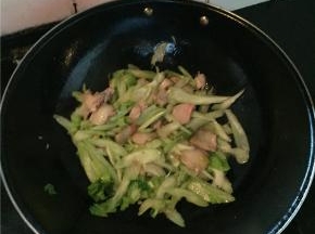 倒入西芹与肉片一起上下翻炒两分钟，西芹差不多变得半透明，就等于熟透七分。