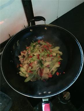 就加入红辣椒一起翻炒，时间根据炒出西芹与辣椒的汁水即可。	