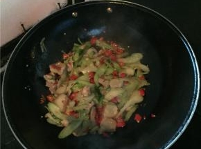 就加入红辣椒一起翻炒，时间根据炒出西芹与辣椒的汁水即可。	