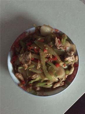 加入适量的盐炒匀，然后淋上少许酱油调色调味，再稍微加点水，翻炒一下，就可以起锅。