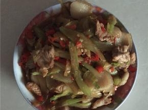 加入适量的盐炒匀，然后淋上少许酱油调色调味，再稍微加点水，翻炒一下，就可以起锅。