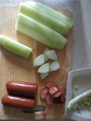 火腿切成厚薄均匀的厚片，冬瓜适量，洗干净，切成比火腿稍后的片，