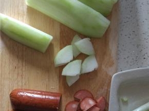 火腿切成厚薄均匀的厚片，冬瓜适量，洗干净，切成比火腿稍后的片，