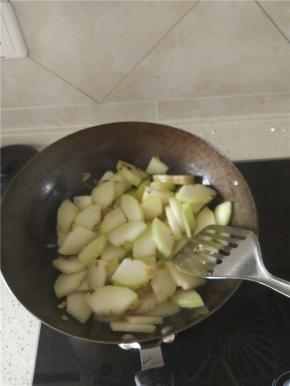 炒锅内放油6成热，放入葱蒜，爆香，放入冬瓜进行翻炒，