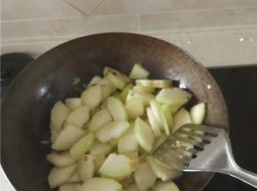 炒锅内放油6成热，放入葱蒜，爆香，放入冬瓜进行翻炒，