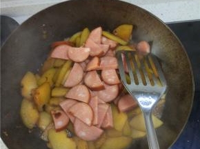 冬瓜8成熟后，加入火腿片