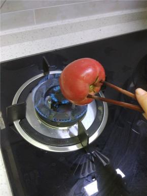 番茄放在煤气上烤一下，去皮
