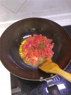 番茄切小块，锅内放油，油热放入葱蒜爆香之后放入番茄块