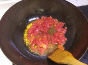 番茄切小块，锅内放油，油热放入葱蒜爆香之后放入番茄块