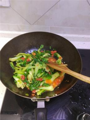 放入油菜，翻炒，油菜稍微变色就能出锅啦