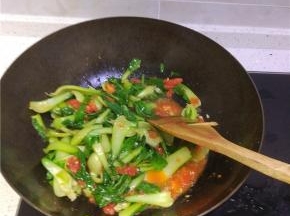 放入油菜，翻炒，油菜稍微变色就能出锅啦