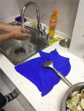 用铁丝球一个一个进行擦洗干净