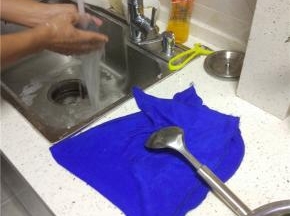 用铁丝球一个一个进行擦洗干净