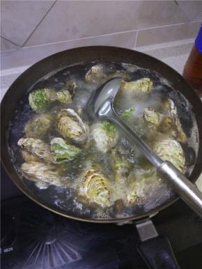 锅内放水烧开，加入海蛎子，开大火煮三分钟左右