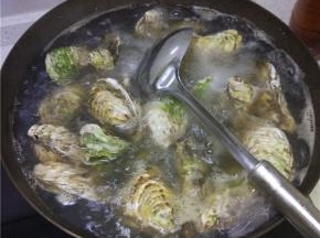 锅内放水烧开，加入海蛎子，开大火煮三分钟左右