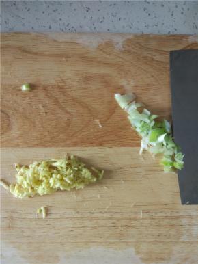 葱姜蒜切成碎末，越碎越容易出味道