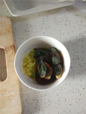 葱姜蒜末和松花蛋一起放入小碗内