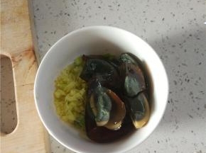 葱姜蒜末和松花蛋一起放入小碗内