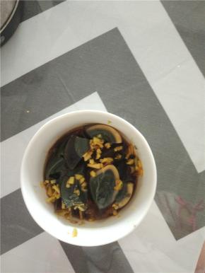 加入香油、味极鲜稍微拌匀