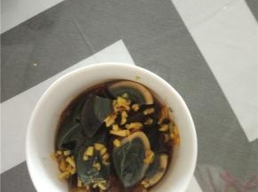 加入香油、味极鲜稍微拌匀