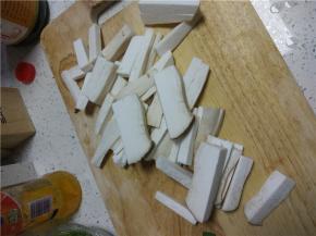 把杏鲍菇清洗干净，切成粗细均匀的长条