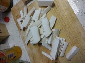 把杏鲍菇清洗干净，切成粗细均匀的长条